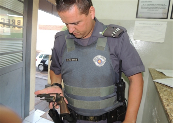 Policial Militar mostra arma utilizada em assalto a motel na madrugada de ontem na cidade