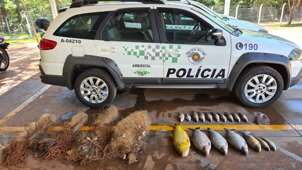 Policiais da Ambiental apreenderam quatro redes de nylon e 23,6 quilos de pescado (Foto: Divulgação/Polícia Militar Ambiental)