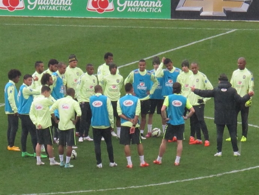 De casaco, Dunga conversa com 21 convocados no treino da seleção brasileira (Foto: Richard Souza)