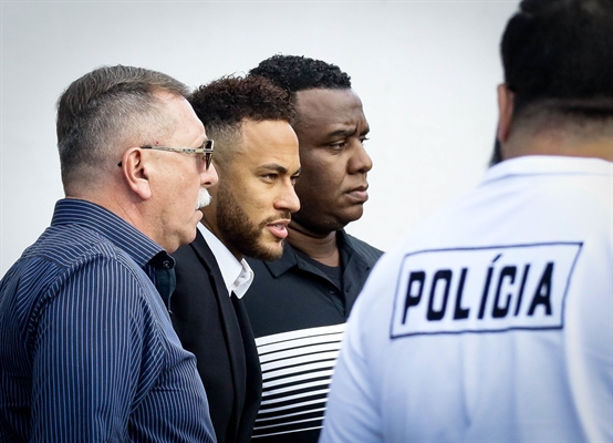 Neymar chega de muletas à Delegacia de Defesa da Mulher em São Paulo
