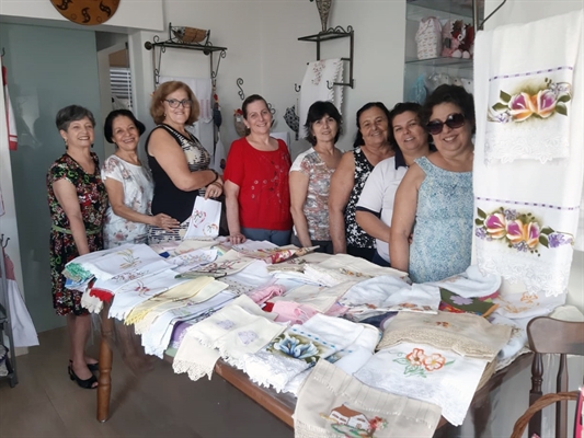 As voluntárias fazem doações duas vezes por ano de artesanato, enchendo a loja de capricho, mãos de fada e muita beleza (Foto:Santa Casa de Votuporanga)