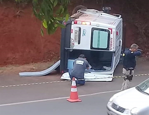 Ambulância capotou no trecho da BR-153 em Rio Preto (Foto: Arquivo Pessoal)