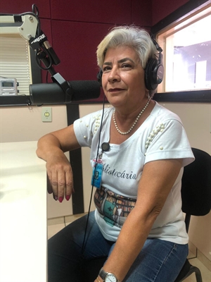 A bibliotecária da Futura, Márcia Louredo, esteve na Cidade FM e contou sobre a realização da Feira de Troca de Livros (Foto: A Cidade)