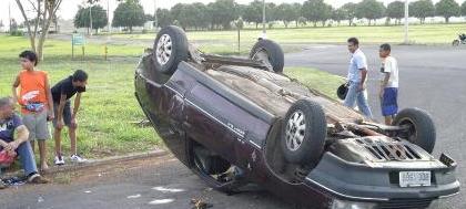 Colisão provoca capotamento de automóvel em trevo