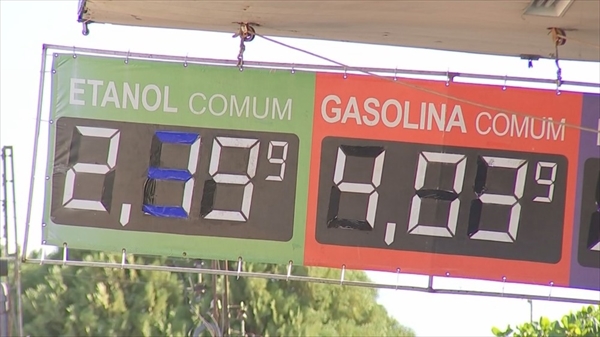 Postos de combustíveis anunciam etanol e gasolina — Foto: Reprodução/TV TEM