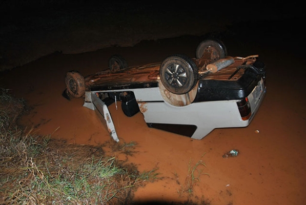 Ladrão furta carro e abandona automóvel após capotamento