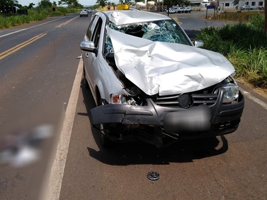 Carro ficou com o para-brisas danificado após colisão em Votuporanga. (Foto: Divulgação)