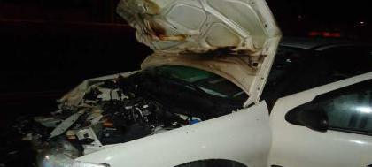 Carro pega fogo após colidir com caminhão em rodovia