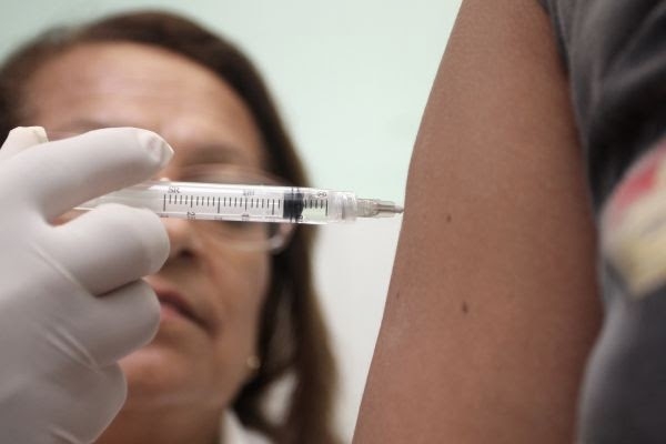 Vacinação contra o HPV atinge 975 meninas