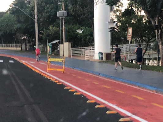 Pessoas desrespeitando a interdição do Parque da Cultura  (Foto: A Cidade)