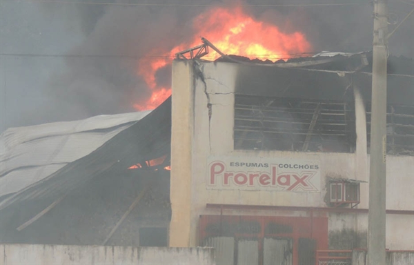 Incêndio de grandes proporções destrói fábrica de colchões
