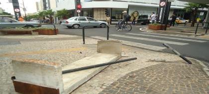 Carro bate forte em banco da rua Amazonas