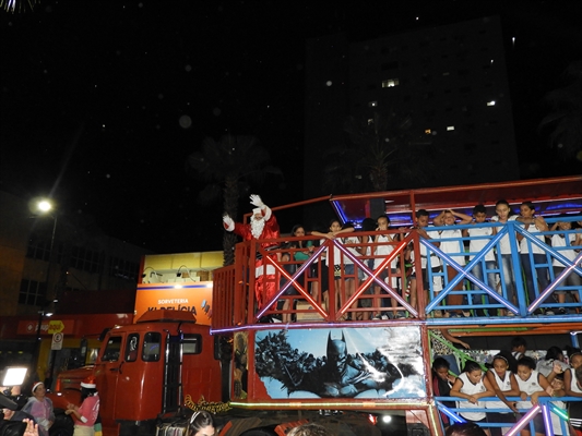 Nesta segunda-feira, o Papai Noel chegou ao centro da cidade em uma carreta (Foto: Daniel Castro/A Cidade)