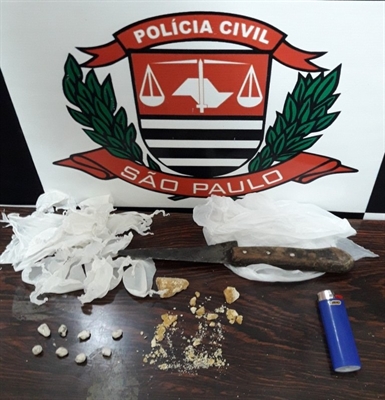 Na residência do casal foram apreendidas várias porções de drogas (Foto: Divulgação/Polícia Civil) 