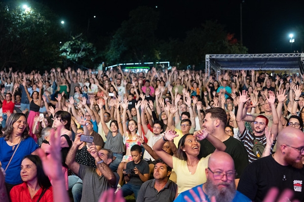 Falamansa reúne milhares de pessoas na abertura da 16ª edição do Fliv em Votuporanga