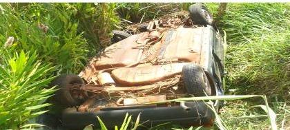 Carro  bate em bitrem e capota