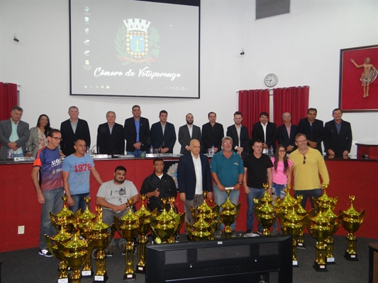 Atletas da delegação de Votuporanga foram homenageados na Câmara Municipal nesta segunda-feira (13) (Foto: Daniel Castro/A Cidade)
