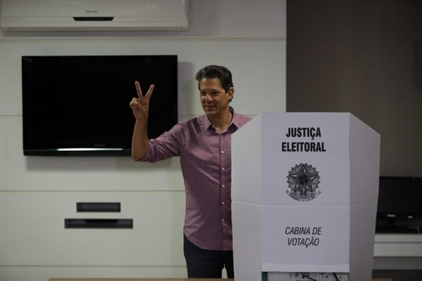 Haddad faz 'V' de vitória após votar em São Paulo (Foto: Marcelo Brandt, G1)