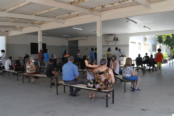 Vacinação contra Covid em 'postos volantes' organizados pela Secretaria Municipal da Saúde teve filas demoradas no 1º dia (Fotos: A Cidade)