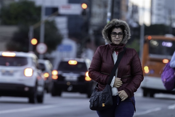 Pessoas caminham e se protegem do frio na manhã de hoje — Foto: Bruno Rocha/Fotoarena/Estadão Conteúdo