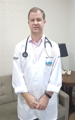 Dr. Marcos Antonio da Silva foi convidado do Dica de Saúde, programa do Hospital, e ressaltou a importância de fazer avaliação clínica (Foto: Divulgação/Santa Casa)
