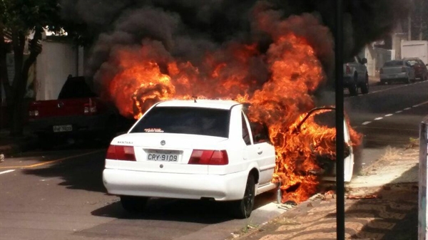 O fogo consumiu a parte da frente do carro, um Santana, de cor branca (Foto: Colaboração/João Moacyr Martins)