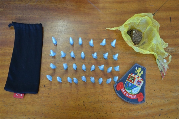 Homem de 25 anos é preso com pinos de cocaína