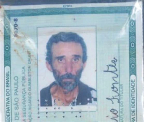 Vítima foi identificada como Anísio Fontes, de 54 anos. Ele foi atingido por um caminhão e sua motocicleta foi arrastada por cerca de 200 metros (Foto: CosmoramaWeb)
