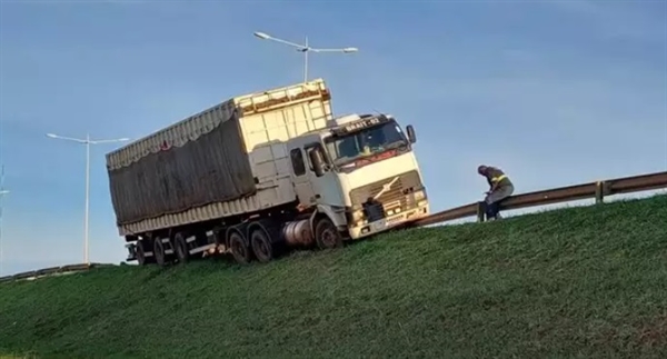 Um motorista de Votuporanga, que conduzia uma carreta com placas da cidade, dormiu ao volante e quase tombou (Foto: Divulgação)