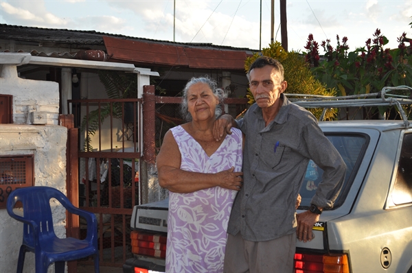 Dona Cida e seu João são moradores antigos do bairro e ainda sonham com um dia em que verão a infraestrutura no local  (A Cidade)