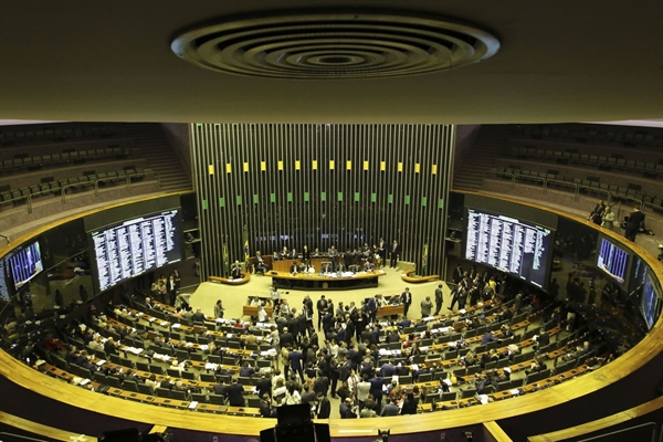  Foram 387 votos favoráveis à manutenção do texto como está na proposta e 103 contrários (Foto:Fabio Rodrigues Pozzebom/Agência Brasil)