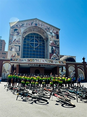 Grupo de Votuporanga completa Caminho da Fé pedalando e vai à missa na catedral em Aparecida