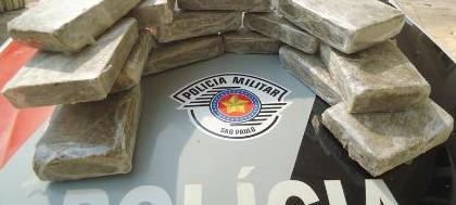 Homem encontra 22 kg de maconha na calçada