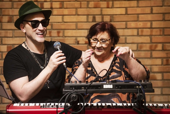 Paulo Gustavo e a mãe, Déa Lúcia, apresentam o espetáculo 'Filho da Mãe', que une humor, emoção e música. — Foto: Assessoria/Divulgação