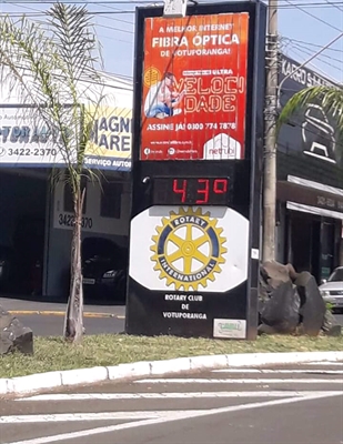 Clima: o termômetro da avenida João Gonçalves Leite (avenida do Assary) marcou 43º (Foto: Osmar Rocha)