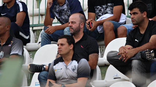 Rogério Mancini e outros membros da comissão técnica assistiram ao último jogo do sub-20 (Foto: Rafael Bento/CAV)