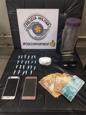 Os policiais da Rocam apreenderam diversas porções de cocaína, além de uma quantia em dinheiro proveniente do tráfico (Foto: Divulgação/Polícia)