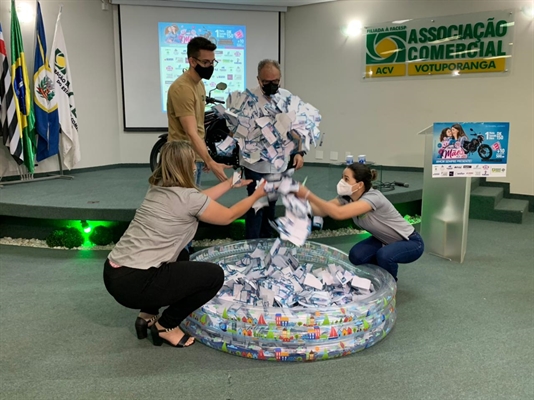 ACV sorteou nesta terça-feira (11) os prêmios da campanha de Dia das Mães; ganhador do prêmio principal é de Votuporanga  (Foto: A Cidade) 