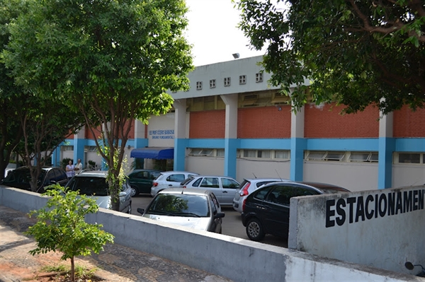 Duas urnas apresentaram problemas na Escola Cícero, mas foram rapidamente revisadas e trocadas (Foto: Jornal A Cidade)