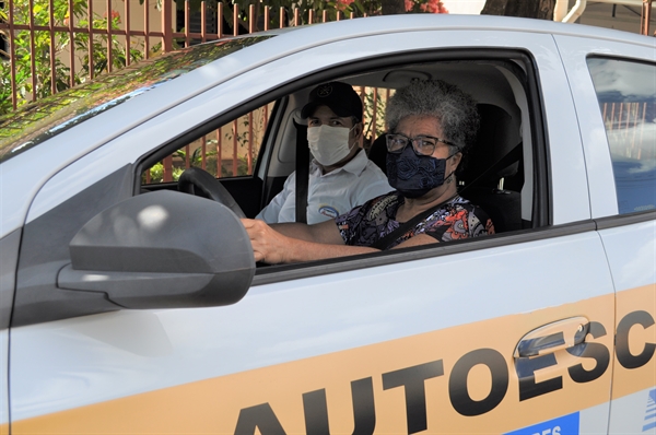 Lázara Carvalho, aos 57 anos, voltou para as aulas práticas após dois meses de paralisação (Foto: A Cidade)