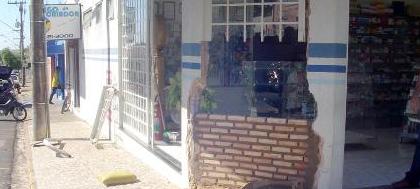 Carro em alta velocidade invade farmácia