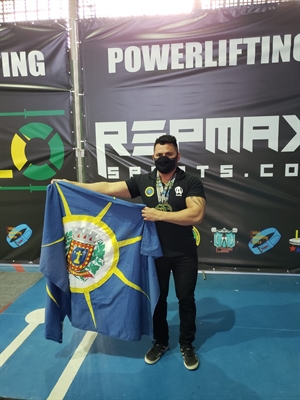 Votuporanguense se sagrou campeão no Campeonato Brasileiro de Powerlifting, neste fim de semana, em São Vicente  (Foto: Arquivo Pessoal)