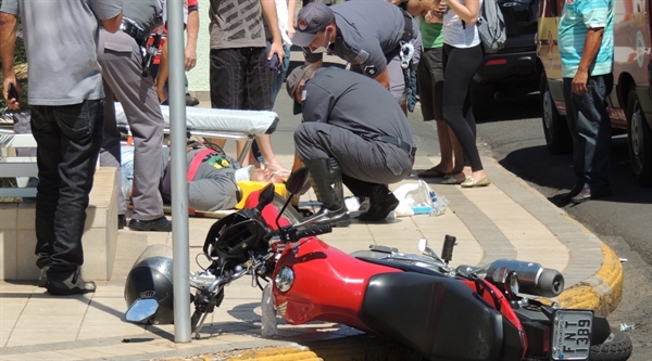 Motociclista bate a cabeça em acidente no Centro