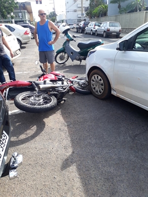 Com o impacto, o motociclista caiu e sofreu ferimentos na região do abdômen (Foto: A Cidade)
