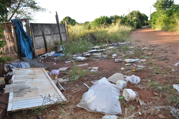 Descarte irregular de lixo gera focos de dengue 
