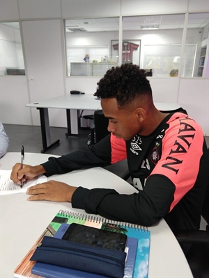 Ontem, em Curitiba, o meio-campista Kennedy Júnior Gomes da Silva assinou com o Atlético Paranaense (Foto: Divulgação)