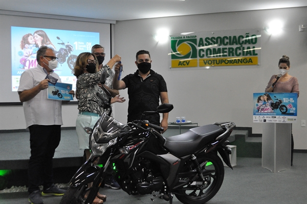Bruno Fernandes Lima foi o sortudo que levou para casa a moto Suzuki DK150, 0 km da campanha de Dia das Mães da ACV (Foto: A Cidade)