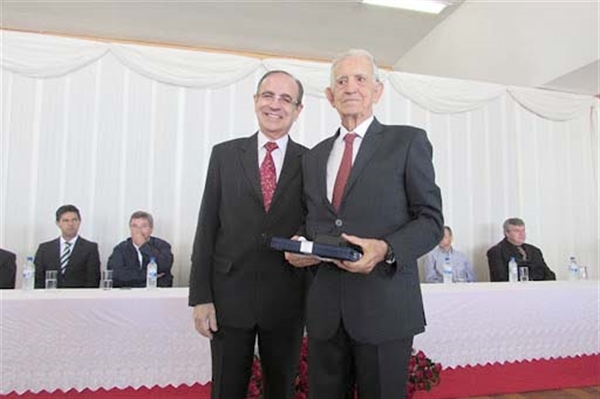 O ex-prefeito Dalvo Guedes recentemente, foi homenageado na fundação educacional(Foto: Reprodução)