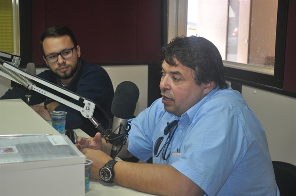 Os sócios-proprietários da Educapi, Thiago Pires e Antônio Alberto Casali, durante entrevista na Cidade FM 94,7 (Foto: A Cidade)