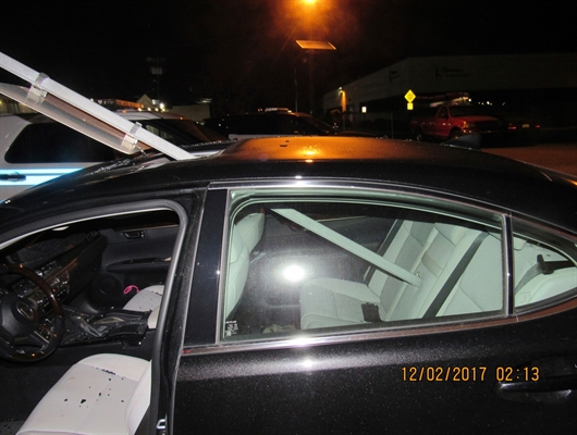 Motorista dirige 25 km com placa de trânsito presa no teto solar do carro (Foto: outh Hackensack Police Department/Facebook)